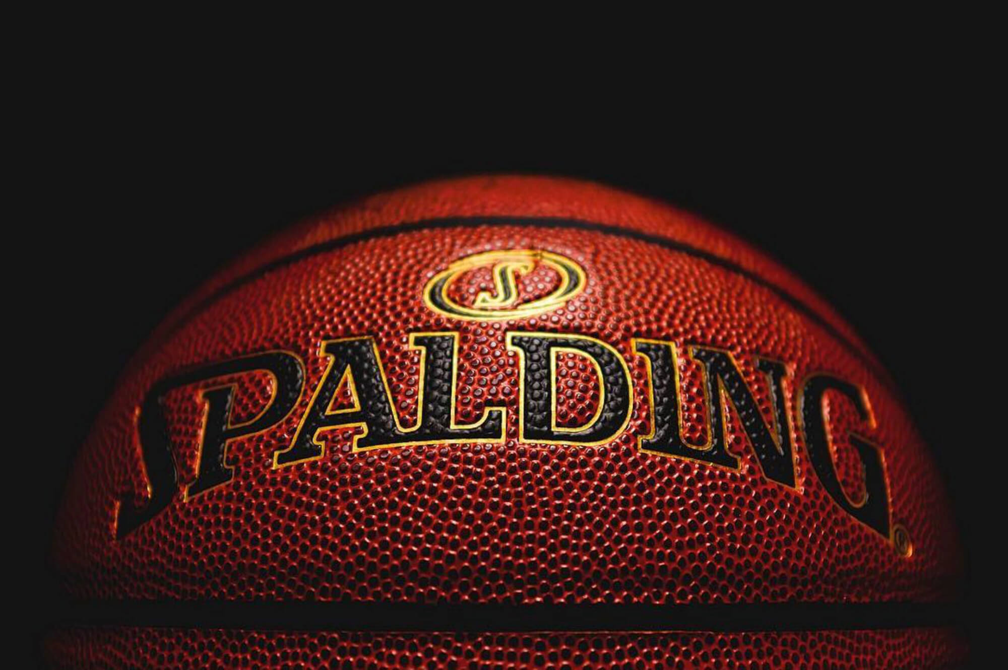 Pourquoi le ballon de basket est-il orange ? 2 Le premier ballon de basket orange signé Spalding - Zéro Basketball